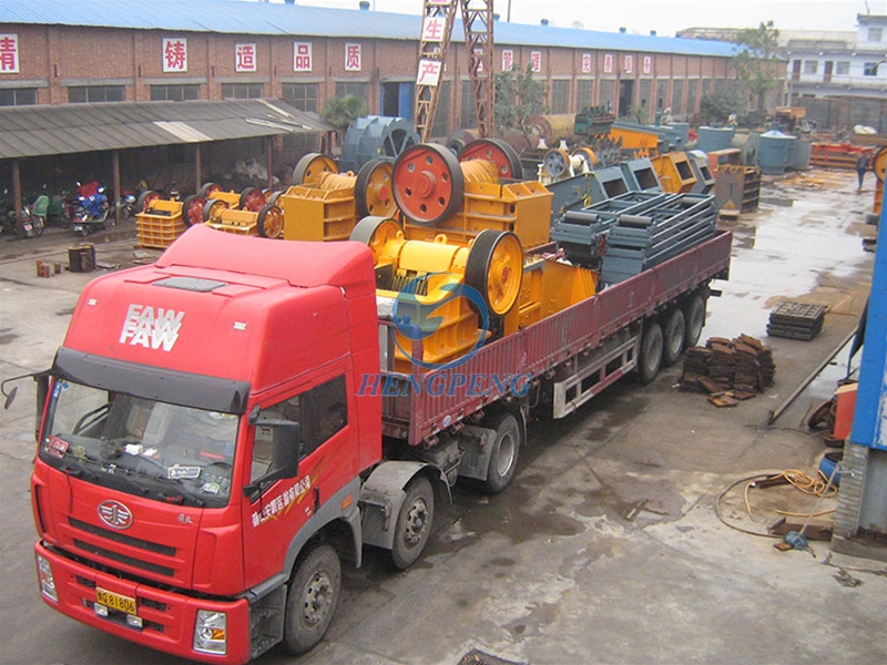 Sand crushing machine