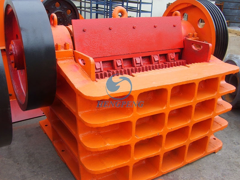 Sand crushing machine