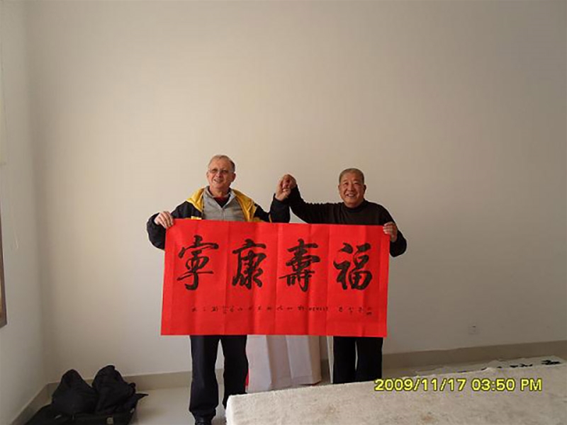 Mr. Hank, a Holland friend, participated in Hengpeng Painting Activities